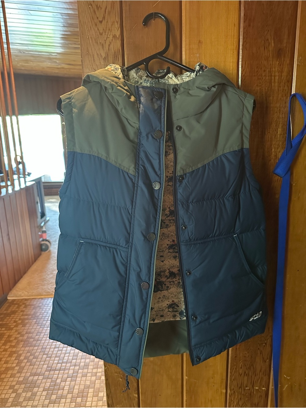 Stio Women’s Navy and Olive Woodson Down Vest size M - Picture 3 of 5
